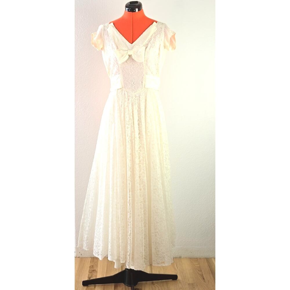 Vintage Ivory lace wedding dress v-neckline  full skirt XS-0-2 - Picture 9 of 9